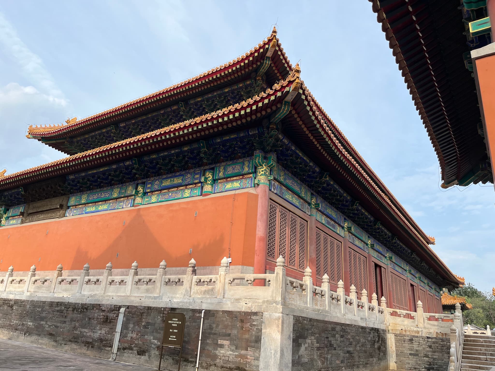 故宫的屋檐和红墙在蓝天映衬下，显得庄重宏伟。