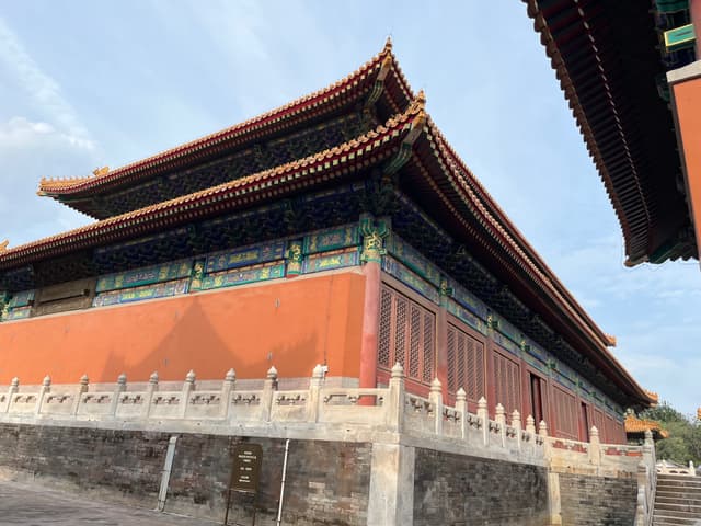 故宫的屋檐和红墙在蓝天映衬下，显得庄重宏伟。